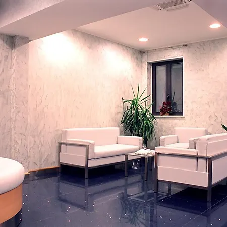 Italia Отель Карманьола