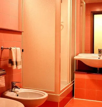 Italia Отель Карманьола